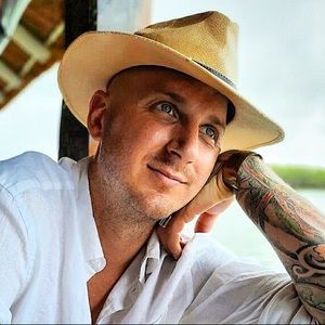 Meet your Posher, Levi